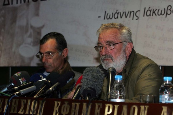 O Βαγγέλης Μπούτας (δεξιά), μέλος της Πανελλαδικής Συντονιστικής Επιτροπής των Μπλόκων και ο Αλέξανδρος Κολιοβασίλης  από το μπλόκο του Κορωπίου στη συνέντευξη Τύπου όπου παρουσιάστηκε το πλαίσιο των αιτημάτων τους (photo: ΑΠΕ/Αλέξανδρος Μπελτές)