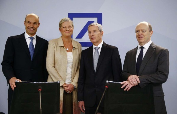 Η ηγετική ομάδα της Deutsche Bank. Από αριστερά, ο CFO Μάρκους Σενκ, η COO Κιμ Χάμοντς, ο συν-διευθύνων σύμβουλος Γιούργκεν Φίετσεν και  ο διευθύνων σύμβουλος Τζον Κράιαν σε συνέντευξη Τύπου στη Φρανκφούρτη στις 28 Ιανουαρίου του 2016 (photo: REUTERS/ Kai Pfaffenbach)