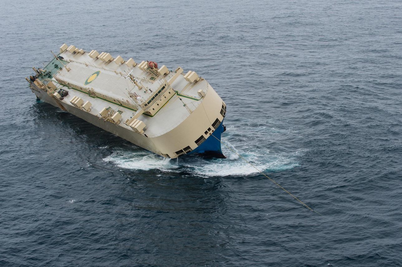 Ρυμουλκώντας ένα ακυβέρνητο πλοίο