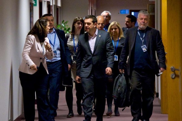 Ο Θόδωρος μιχόπουλος (δεξιά)  συνοδεύοντας τον Αλέξη Τσίπρα στη Σύνοδο Κορυφής της ΕΕ τον Μάρτιο του 2015. εφυγε από τον στενό πυρήνα του Μαξίμου, επανήλθε και ξαναέφυγε... ( Christos DOGAS / European Union)