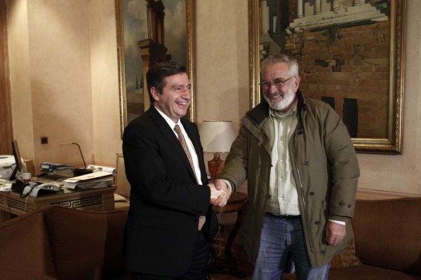 Ο δήμαρχος Αθηναίων Γιώργος Καμίνης (αριστερά) στη συνάντησή του με τον εκπρόσωπο του μπλόκου της Νίκαιας Βαγγέλη Μπούτα (photo: ΑΠΕ/ ΑΛΕΞΑΝΔΡΟΣ ΒΛΑΧΟΣ)