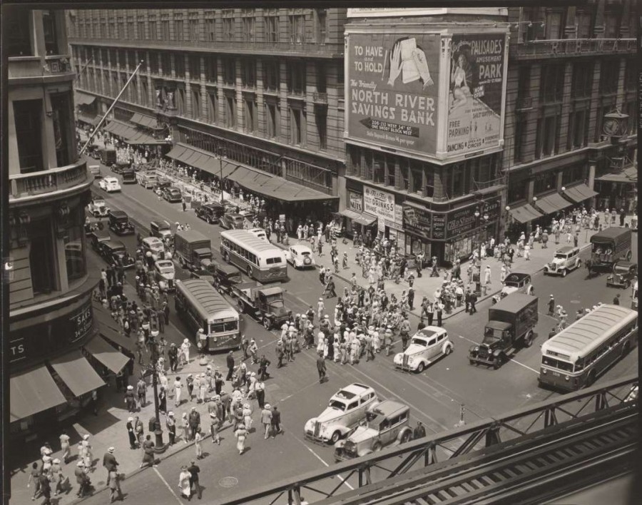 Διασταύρωση των 34ων Δρόμων με την Μπρόντγουεϊ. Οι δύο διαφημίσεις χαρακτηριστικές της Αμερικής του 1935 που προσπαθεί να συνέλθει από τη Μεγάλη Υφεση, τράπεζα που δεν χάνεις τα λεφτά σου και ψυχαγωγικό πάρκο με τσίρκο και πισίνες.