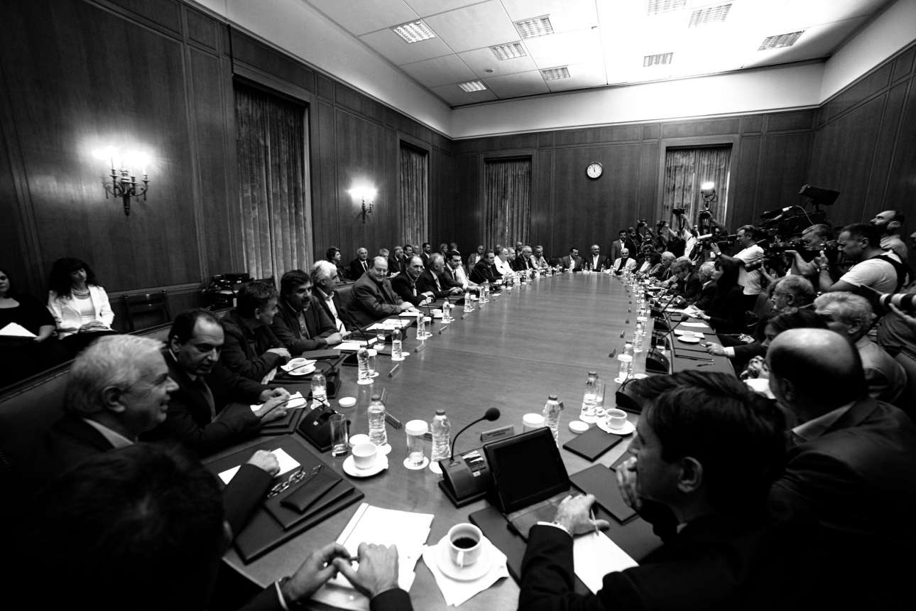 Υπουργικοί εκβιασμοί και μαύρες τρύπες στα Ταμεία