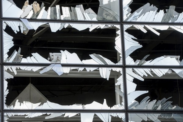 Τα σπασμένα γυαλιά του αεροδρομίου των Βρυξελλών «χαράζουν» τη Ζώνη Σένγκεν τόσο βαθιά, και το Προσφυγικό. (REUTERS/Frederic Sierakowski/Pool)