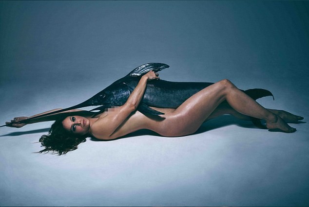 Διάσημοι βρετανοί ηθοποιοί ποζάρουν γυμνοί με νεκρά ψάρια