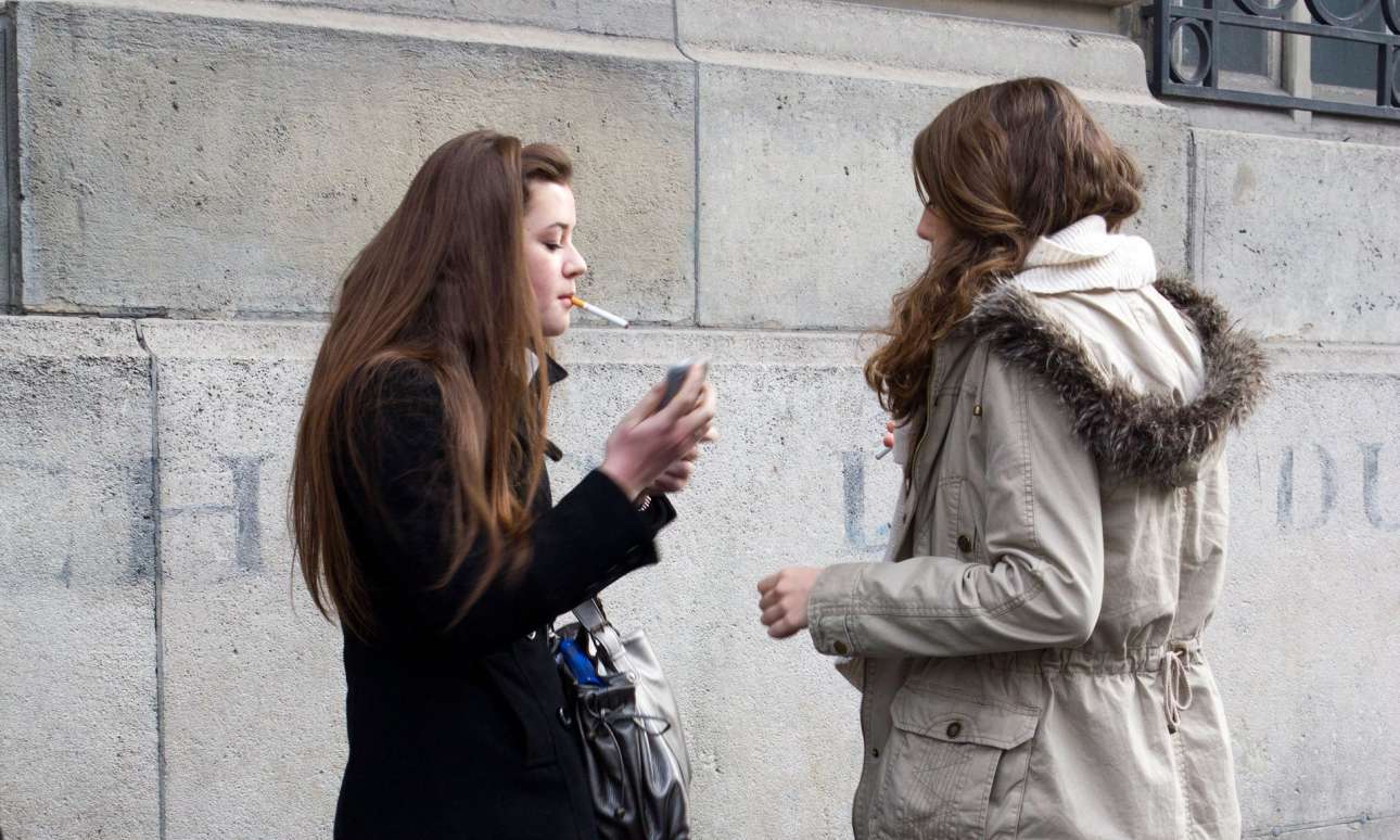 Ο φόβος φυλάει τους καπνιστές μαθητές στο Παρίσι