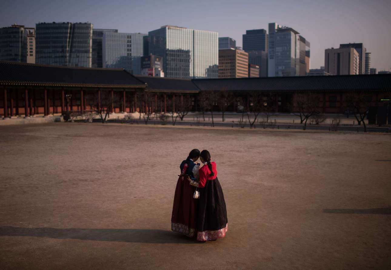 Δύο γυναίκες στη Σεούλ της Ν. Κορέας, φορώντας παραδοσιακές στολές βγάζουν μια selfie. Το χθες συναντάει το σήμερα.