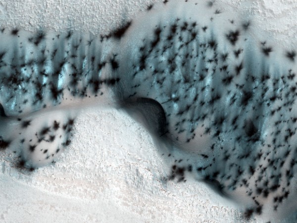 Mars-MRO-HIRISE-Frost-covered-polar-sand-dunes-br2