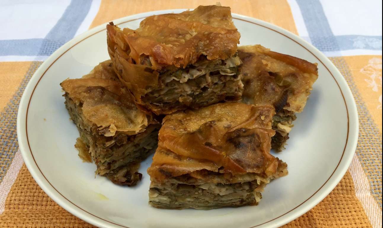 Αλάδωτη χορτόπιτα με καρύδια