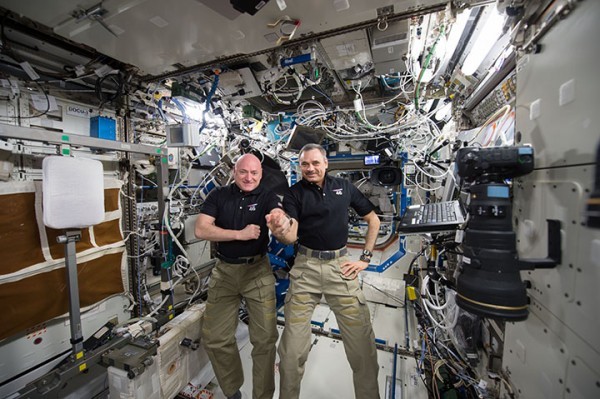 Ο Αμερικανός αστροναύτης, Σκοτ Κέλι και ο Ρώσος κοσμοναύτης Μίκαελ «Μίσα» Κορνιένκο, στον ISS