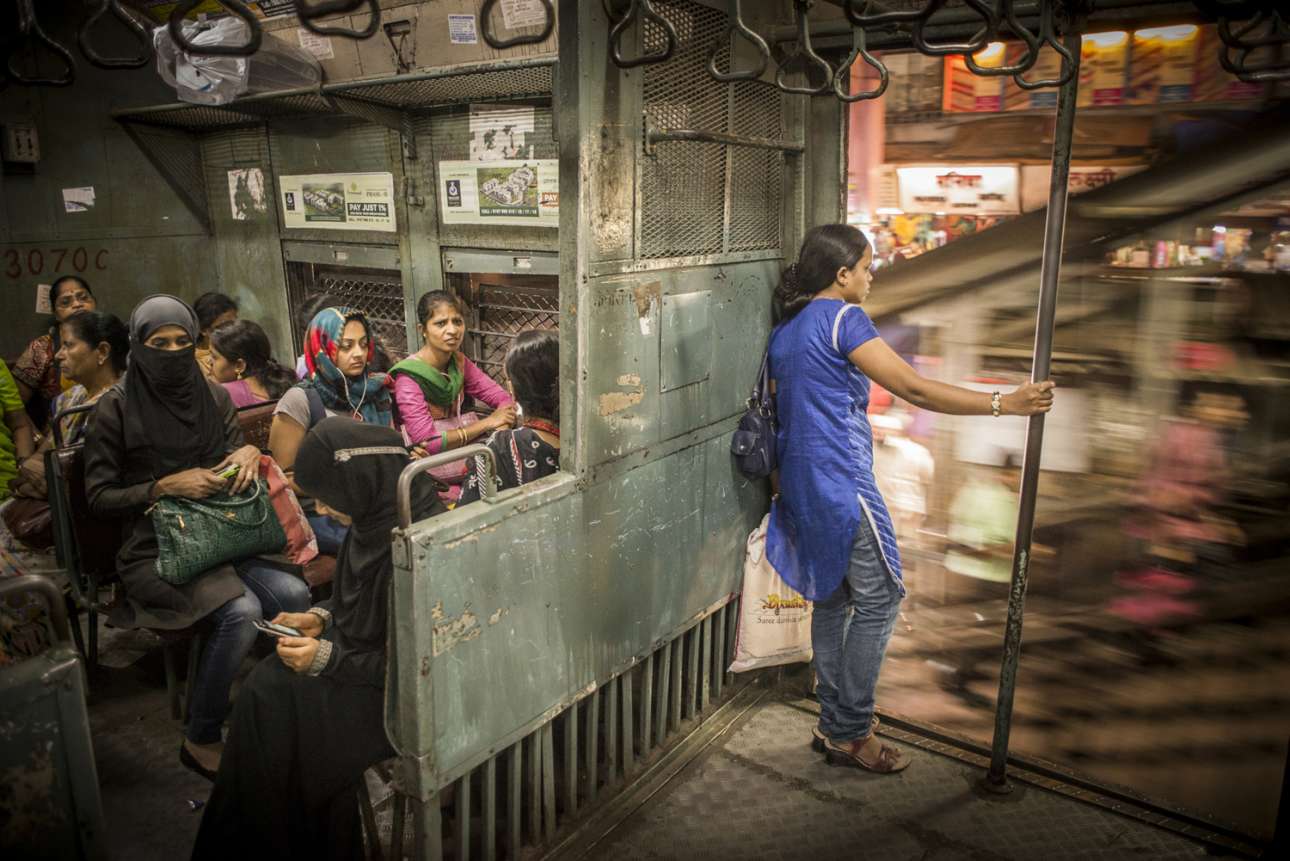 Βραβείο κατηγορίας Ταξίδι: «Το γυναικείο βαγόνι σε προαστιακό τρένο». Κάθε μέρα εκατομμύρια άνθρωποι χρησιμοποιούν το προαστιακό τρένο στο Μουμπάι της Ινδίας. Σχεδόν όλα τα τρένα έχουν ένα ξεχωριστό τμήμα για τις γυναίκες, για να αποφεύγουν την σεξουαλική κακοποίηση