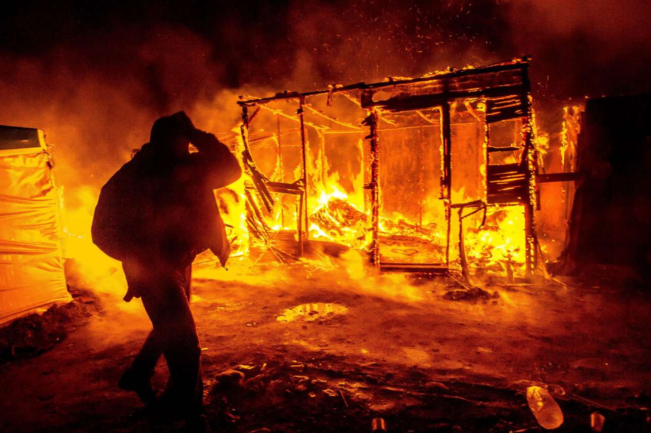 H «Ζούγκλα» του Καλαί παίρνει φωτιά. Οι Αρχές προσπάθησαν να απομακρύνουν τους πρόσφυγες και τους μετανάστες και κάποιοι από αυτούς έβαλαν φωτιά για να διαμαρτυρηθούν.