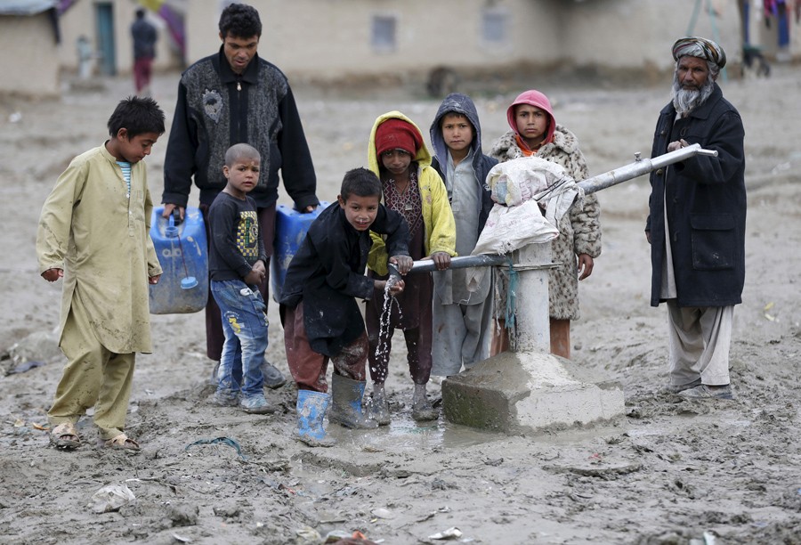 4 Μαρτίου/ Παιδιά πίνουν νερό από δημόσια βρύση έξω από την Καμπούλ του Αφγανιστάν