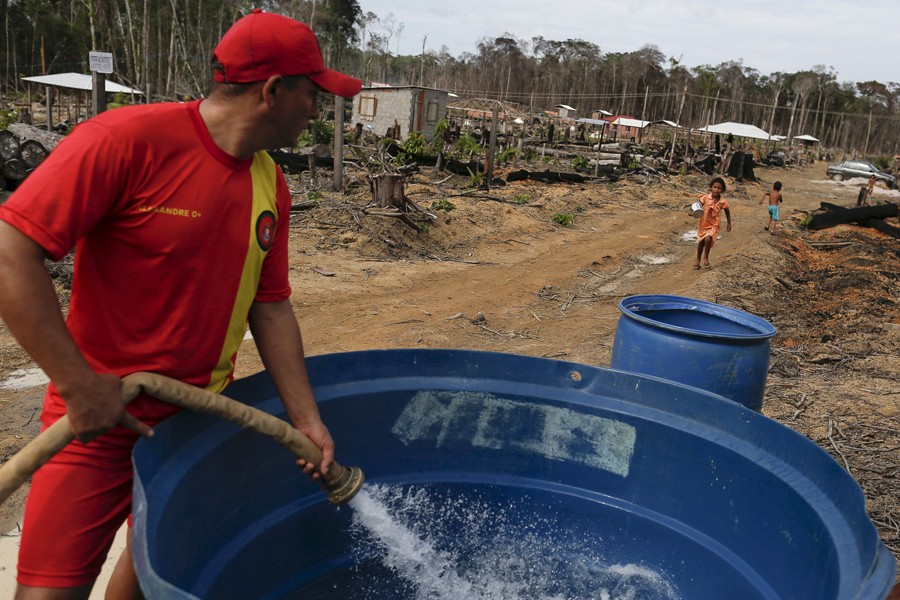 4 Μαρτίου/ Στη βραζιλιανική ενδοχώρα, ένας δημόσιος υπάλληλος γεμίζει με καθαρό νερό ένα κουβά δίπλα σε αποξηραμένη λίμνη. Το πόσιμο νερό είναι σε έλλειψη μολονότι ο Αμαζόνιος είναι κοντά.