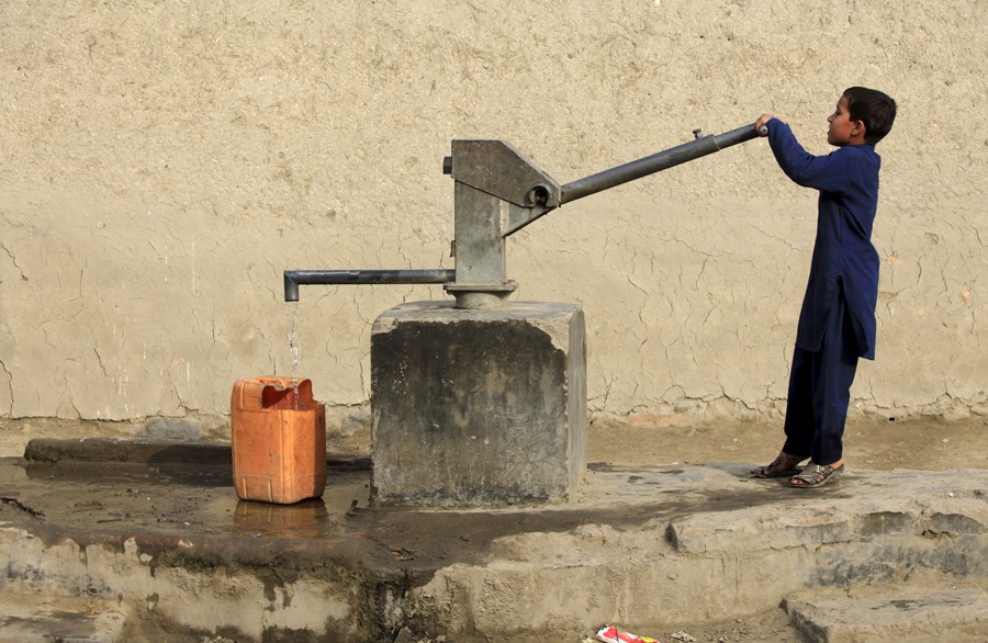 4 Μαρτίου/ Η διαδικασία να προμηθευτείς καθαρό νερό στο Πεσαβάρ του Αφγανιστάν