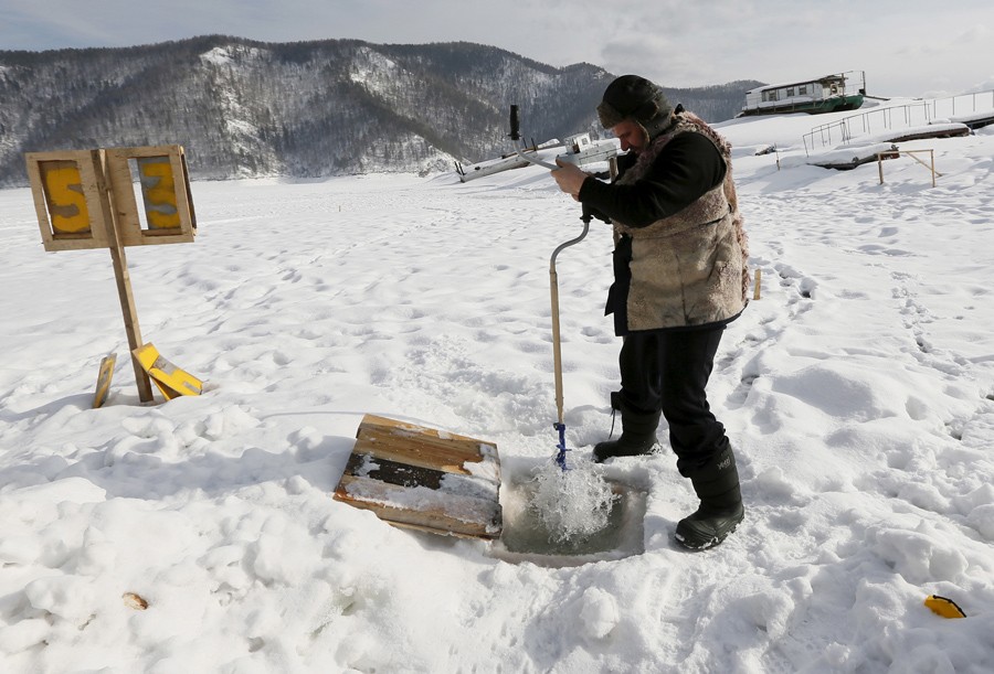 2 Μαρτίου/ Εργαζόμενος σε σταθμό πλοίων ανοίγει τρύπα στην παγωμένη επιφάνεια του ποταμού Γιενισέι στην Σιβηρία. Ετσι συλλέγεται το πόσιμο νερό