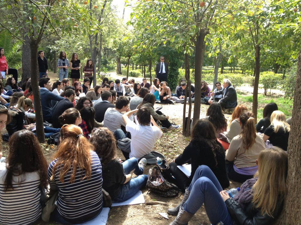 Εκατοντάδες φοιτητές και απόφοιτοι Νομικής στηρίζουν τον Σταύρο Τσακυράκη