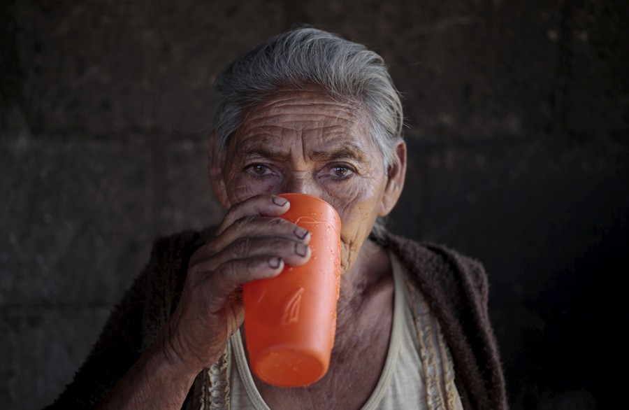 27 Φεβρουαρίου/ Ηλικιωμένη γυναίκα στην πόλη Ελ Κρουσέρο της Νικαράγουα