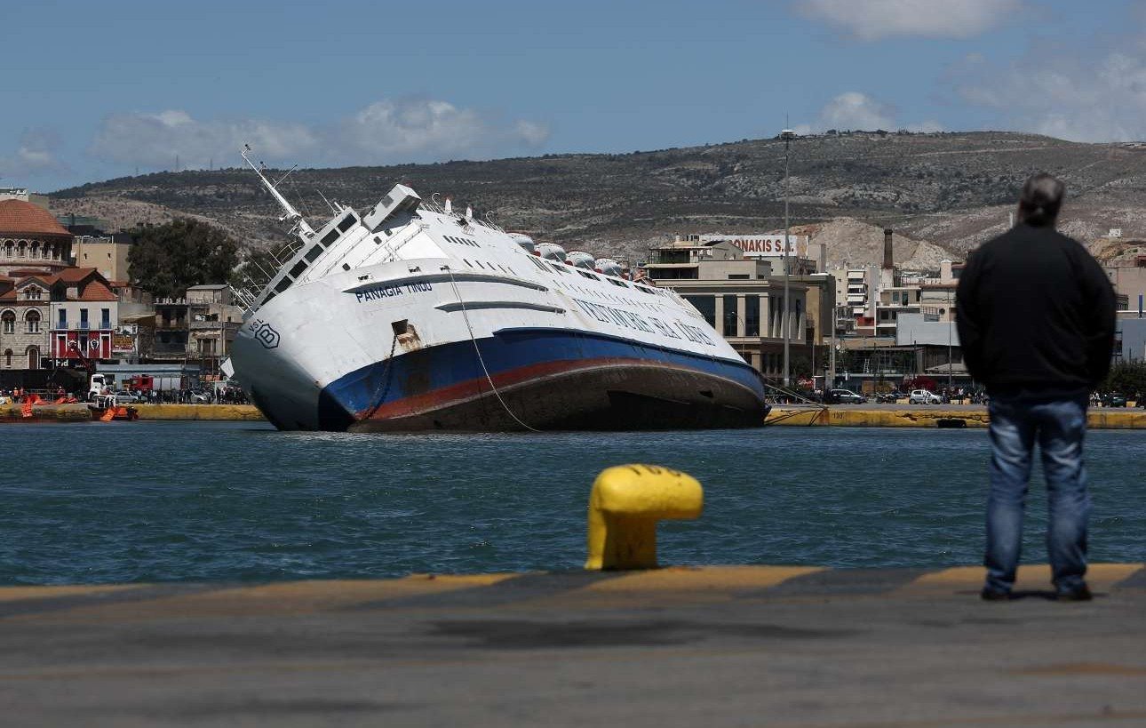 Το παροπλισμένο οχηματαγωγό «Παναγία Τήνου» στο λιμάνι του Πειραιά. Η εισροή υδάτων είχε ως αποτέλεσμα να πάρει κλίση και να κινδυνεύσει να βυθιστεί