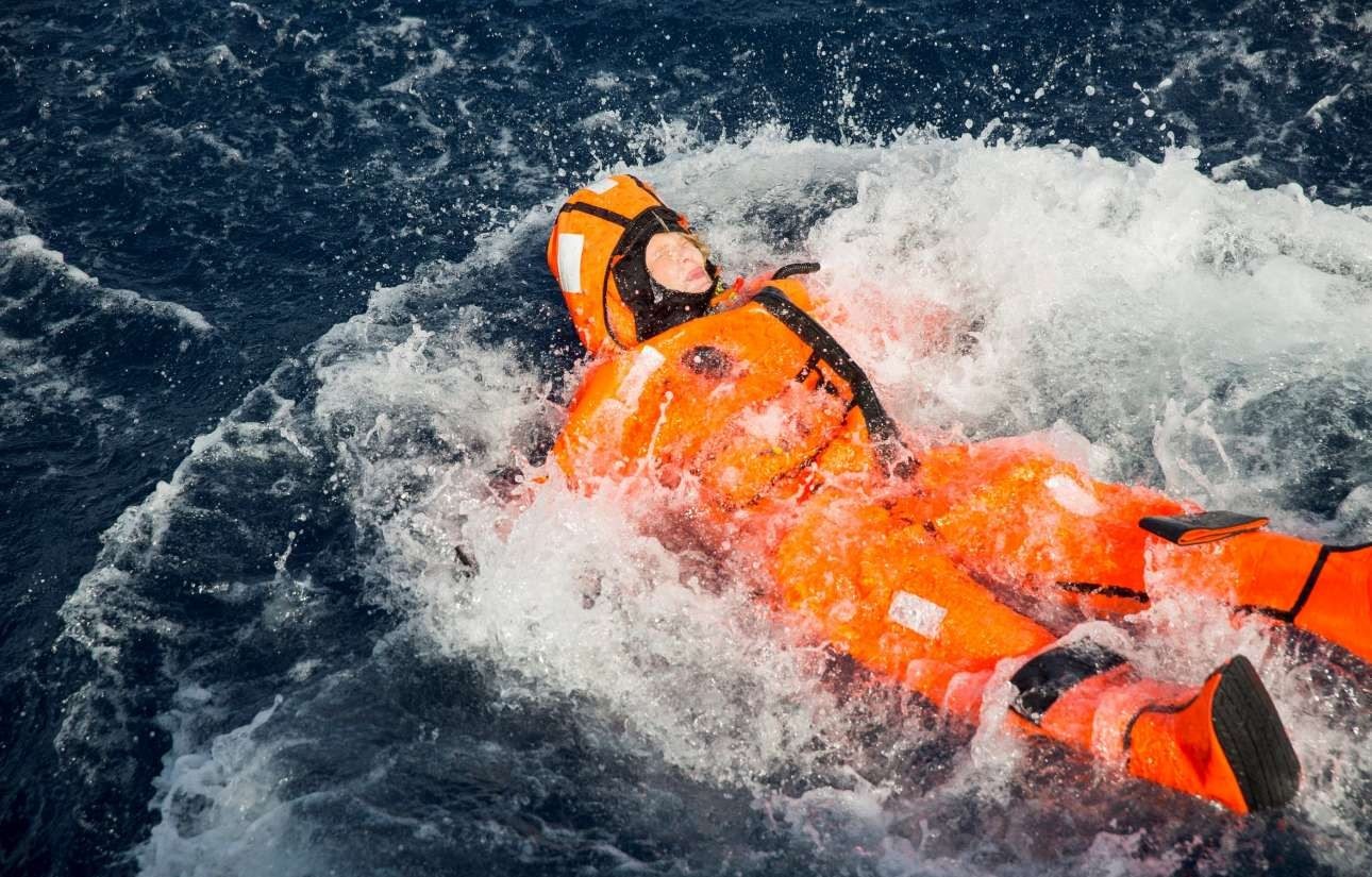 Υπουργός βούτηξε στη θάλασσα για τους πρόσφυγες