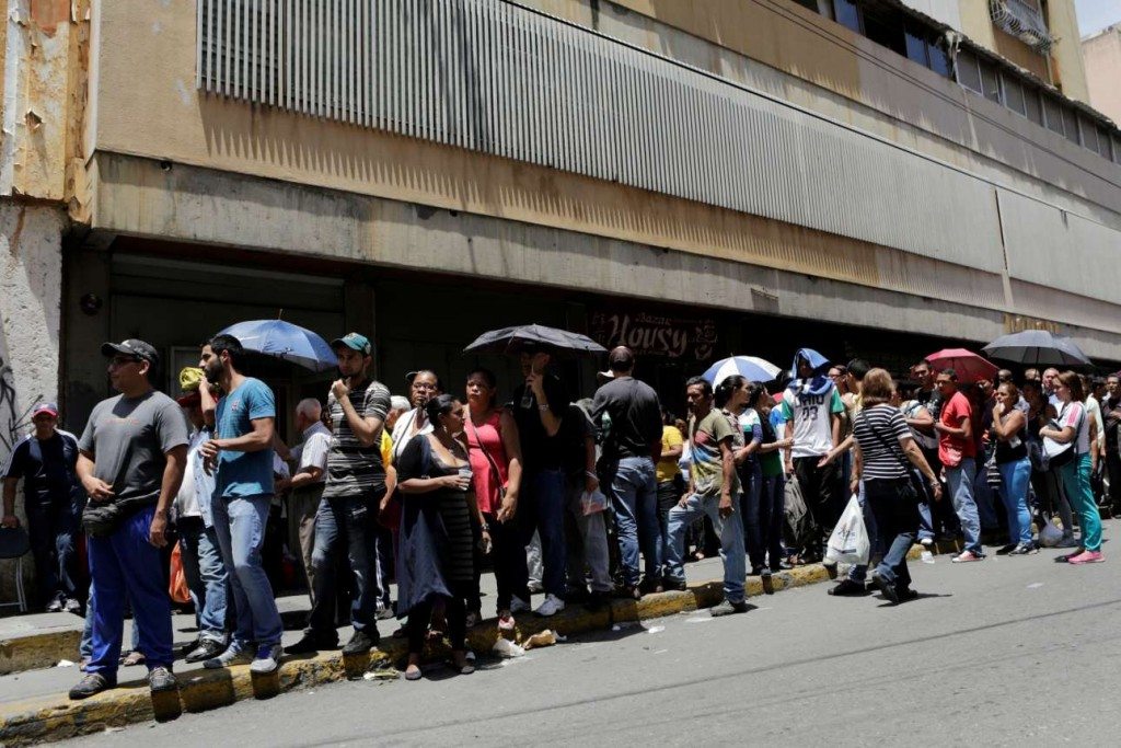 Ουρά για τρόφιμα στο Καράκας (Reuters)