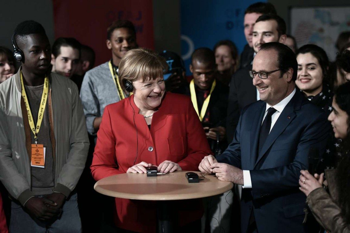 Ολάντ και Μέρκελ/ Προσφυγικό και κρίση τους φέρνουν πιο κοντά