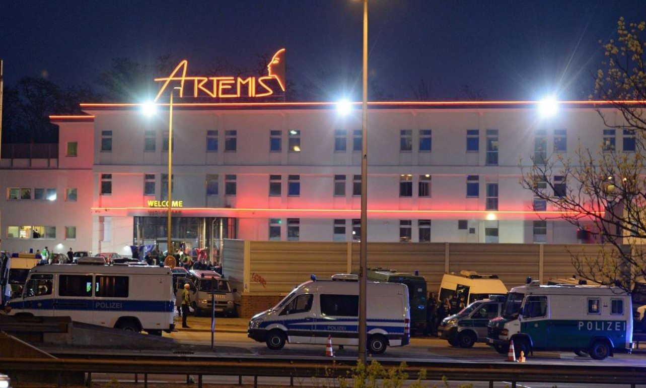 Επιχείρηση «Αρτεμις» στο Βερολίνο – η έφοδος στον τετραώροφο οίκο ανοχής
