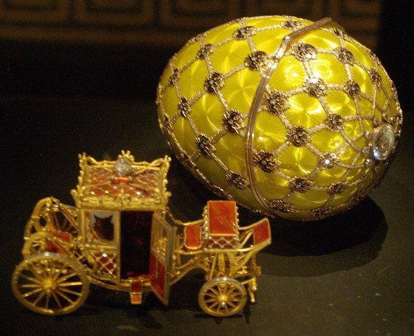 Tο πρώτο εμβληματικό Φαμπερζέ αυγό που εκτίθεται στο μουσείο της Αγίας Πετρούπολης. (Wikipedia)