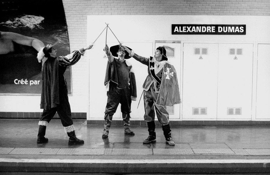 Τρεις άνδρες παριστάνουν τους τρεις σωματοφύλακες στο σταθμό «Αλέξανδρος Δουμάς». Μια υπόκλιση στο διάσημο μυθιστόρημα του Δουμά