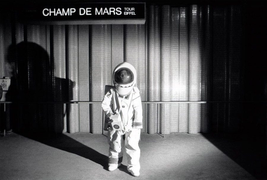 Ενας αστροναύτης περιμένει στον σταθμό του Πεδίου του Αρεως στο κέντρο της γαλλικής πρωτεύουσας. Η παραπομπή στον πλανήτη Αρη είναι προφανής