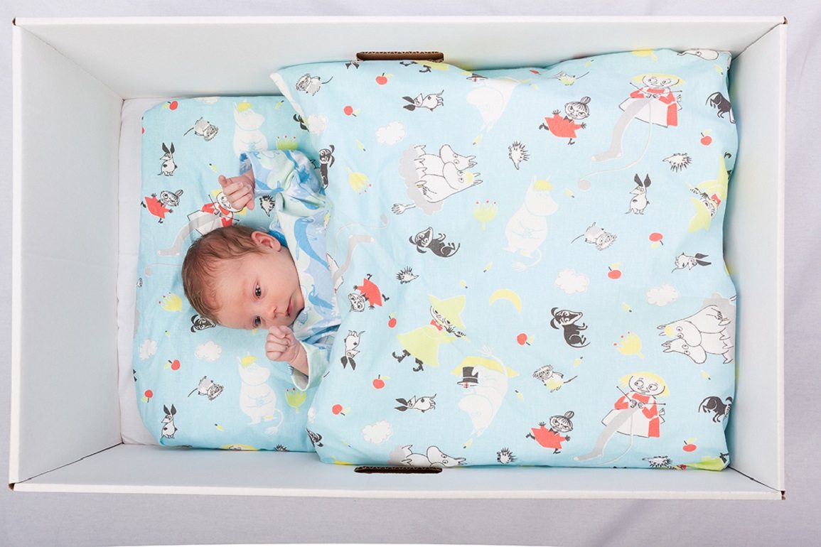Η μόδα των baby boxes/ Μωρά στα κουτιά
