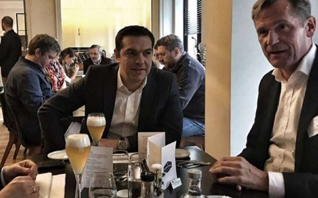 Εξω πάει καλά με τα ΜΜΕ/ Μπίρες με την Bild, άρθρο στους FT