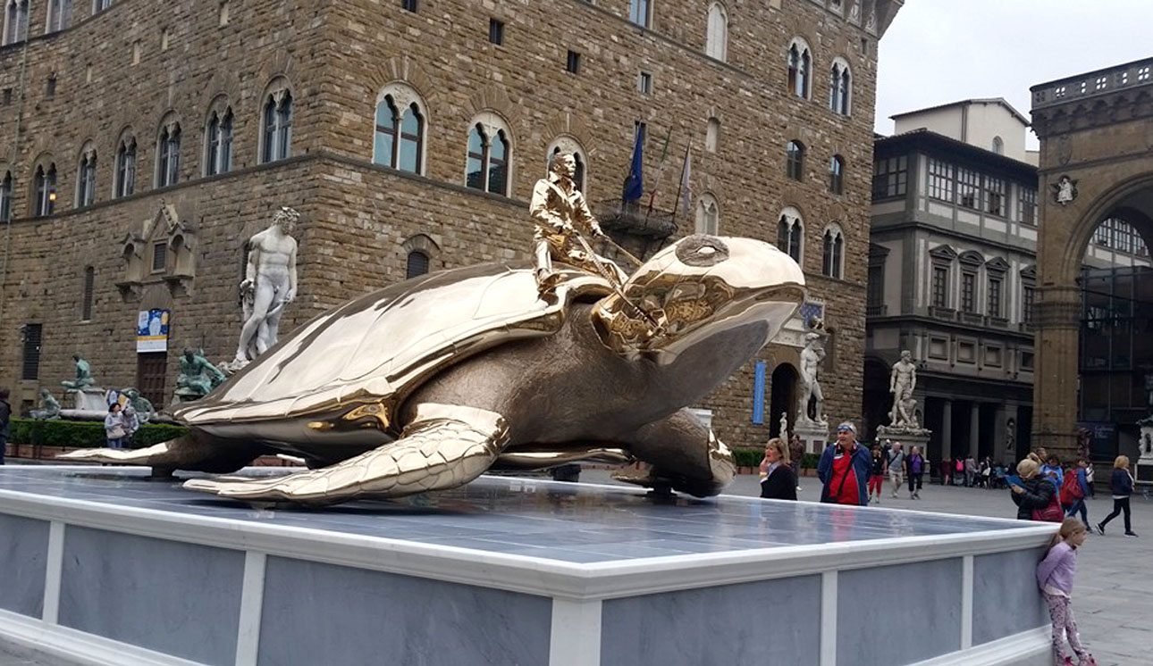 O Φαμπρ «καβάλα» σε μια χρυσή χελώνα στη Φλωρεντία