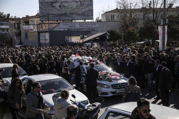 Εκατοντάδες θαυμαστές του Παντελή Παντελίδη στην κηδεία του αγαπημένου τους τραγουδιστή. Nikos Libertas / SOOC