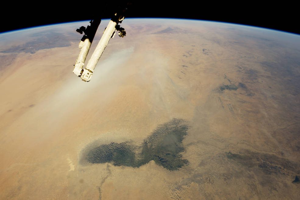 12 Φεβρουαρίου 2015/ Ενα μηχανικός μέρος του Διαστημικού Σταθμού εισβάλει στο κάδρο, της Σαχάρας. Το σκούρο πράσινο κομμάτι της ερήμου είναι η λίμνη Τσαντ
