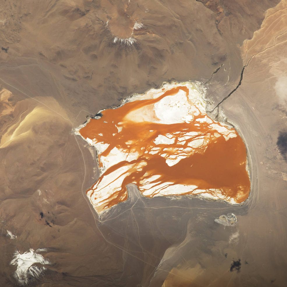 16 Απριλίου 2015/ H Λαγκούνα Κολοράντα, η χρωματισμένη λίμνη, σε υψόμετρο 4.300 μέτρων στις βολιβιανές Ανδεις. Είναι ρηχή και το καφέ-κόκκινο χρώμα της οφείλεται στην άλγη που ευδοκιμεί στα κατ' εξέρεση αλμυρά νερά της λίμνης