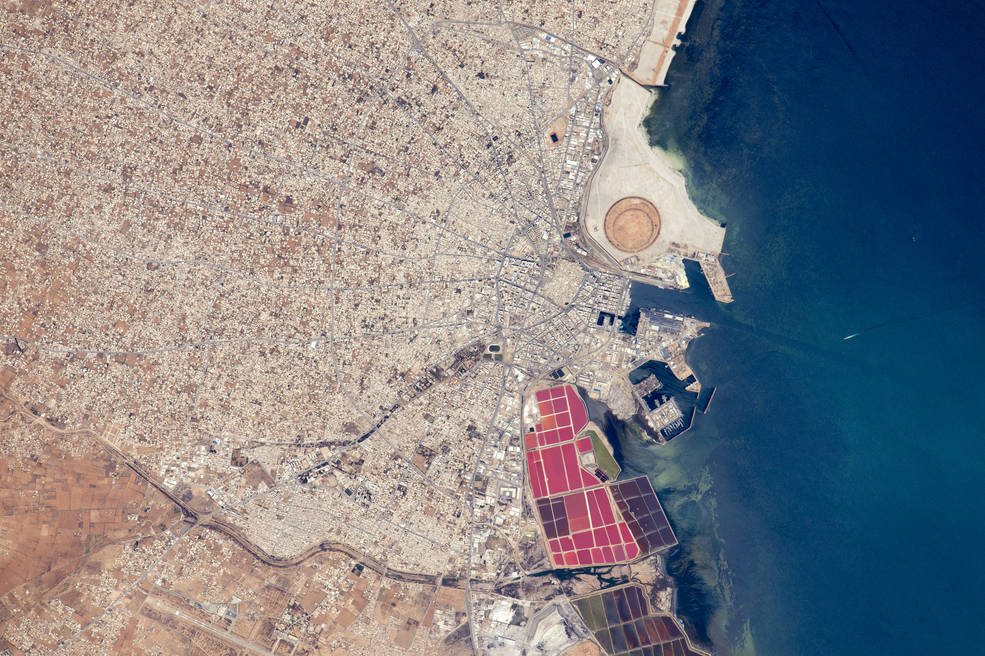 19 Ιουνίου 2015/ Το λιμάνι Σφαξ, η δεύτερη μεγαλύτερη πόλη της Τυνησίας. Οι πολύχρωμες αλυκές στα δεξιά προσθέτουν χρώμα σε ένα ασυνήθιστο κάδρο