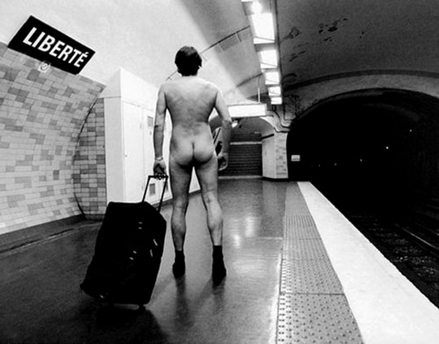 Ο σταθμός με το όνομα «Ελευθερία» παίρνει τη μορφή ενός γυμνού άντρα με τη βαλίτσα στο χέρι