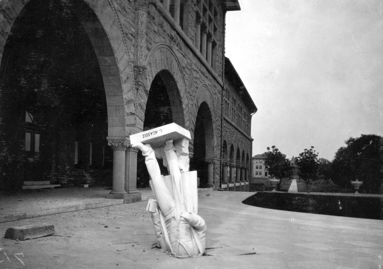 Το άγαλμα του επιστήμονα Ζαν Λουί Ρούντολφ Αγκασίζ , το οποίο κοσμούσε την πρόσοψη του πανεπιστημίου Στάνφορντ, βρέθηκε αναποδογυρισμένο με το κεφάλι μέσα στο έδαφος
