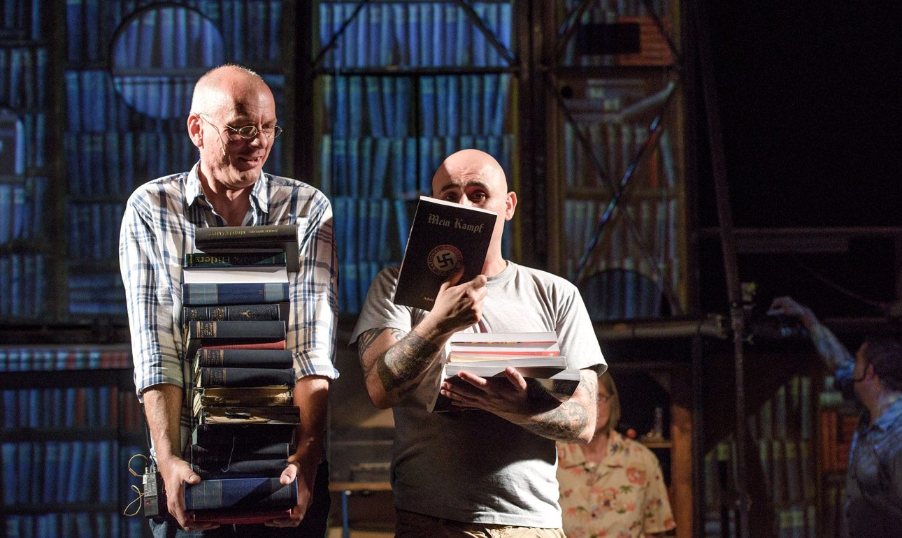 Ενας τυφλός «Χίτλερ» μιλάει στη Στέγη