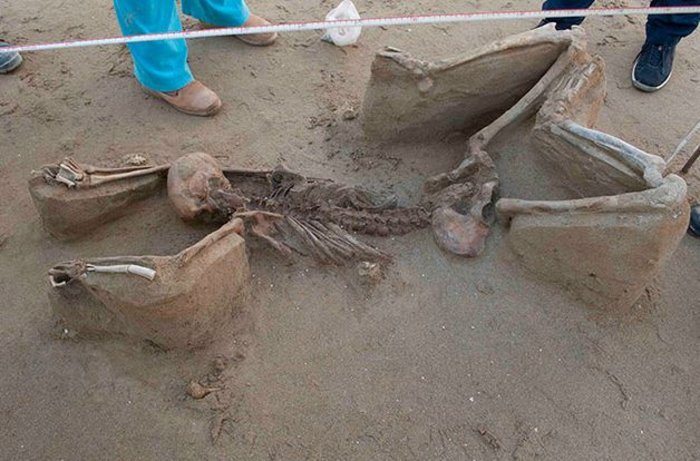 Δεν θα μετακινηθούν οι σκελετοί-δεσμώτες του Φαλήρου