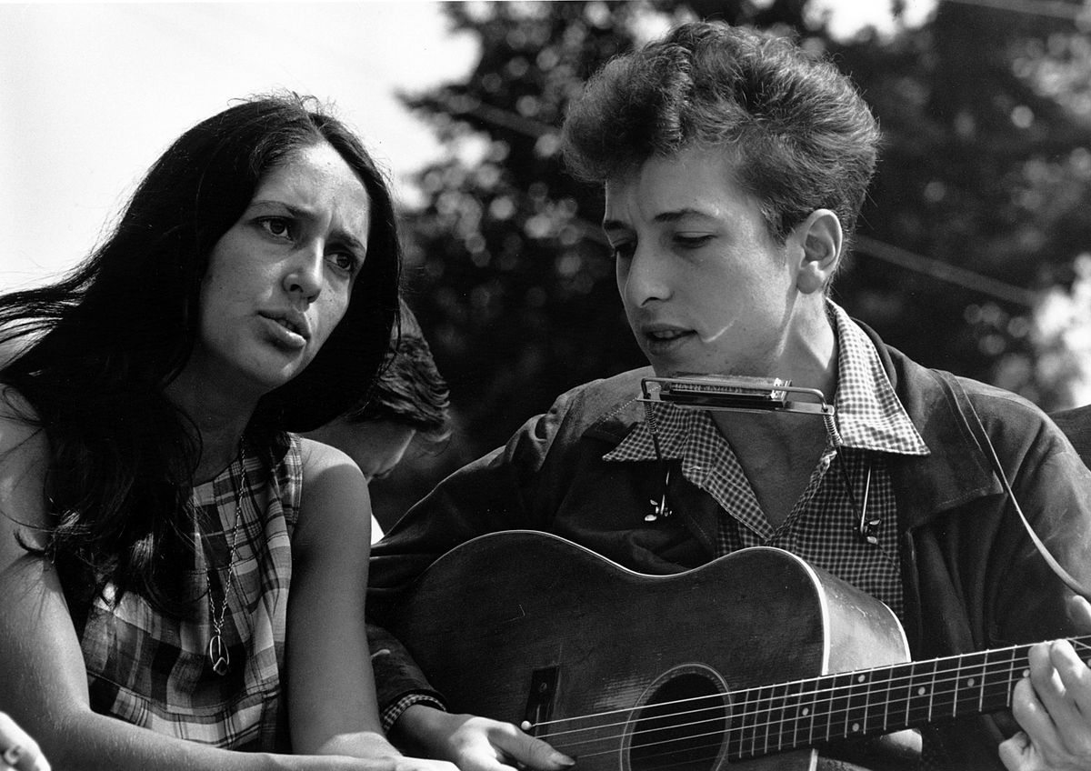 1200px-Joan_Baez_Bob_Dylan