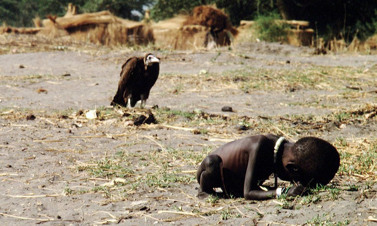 Μία από τις πιο συγκλονιστικές φωτογραφίες του 20ου αιώνα. Ενας γύπας παρακολουθεί ένα κοριτσάκι που λιμοκτονεί στο Σούδαν, το 1993. Ο φωτογράφος Κέβιν Κάρτερ, ο οποίος είχε κερδίσει βραβείο Πούλιτζερ για τη συγκεκριμένη φωτογραφία, αυτοκτόνησε ένα χρόνο μετά και ύστερα από έντονη κριτική που είχε δεχθεί κατηγορώντας τον ότι δεν έκανε τίποτα για να βοηθήσει το παιδί