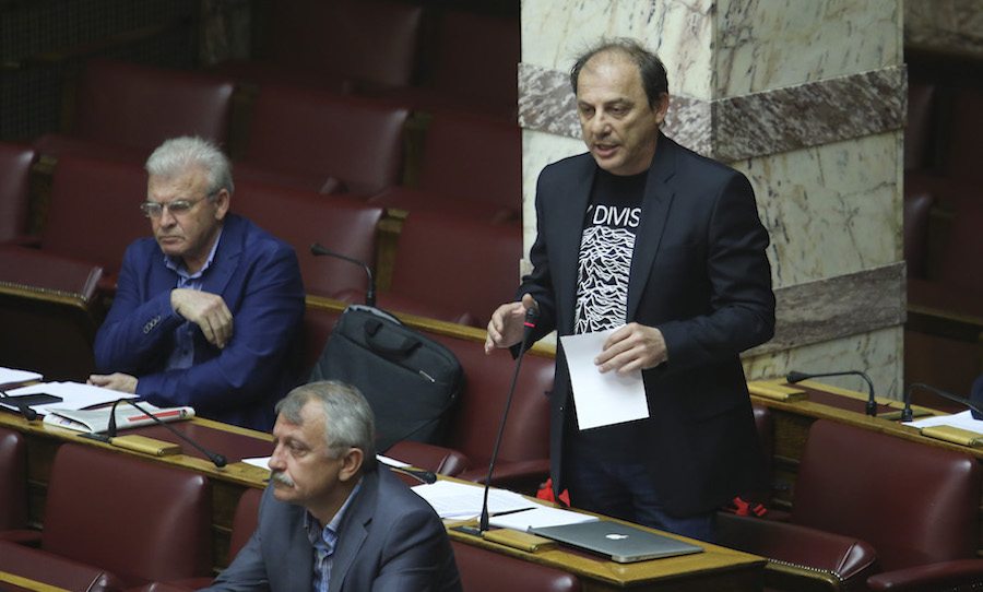 H εμφάνιση που συζητήθηκε. Χρήστος Καραγιαννίδης, ΣΥΡΙΖΑ, με μπλούζα Joy Division...
