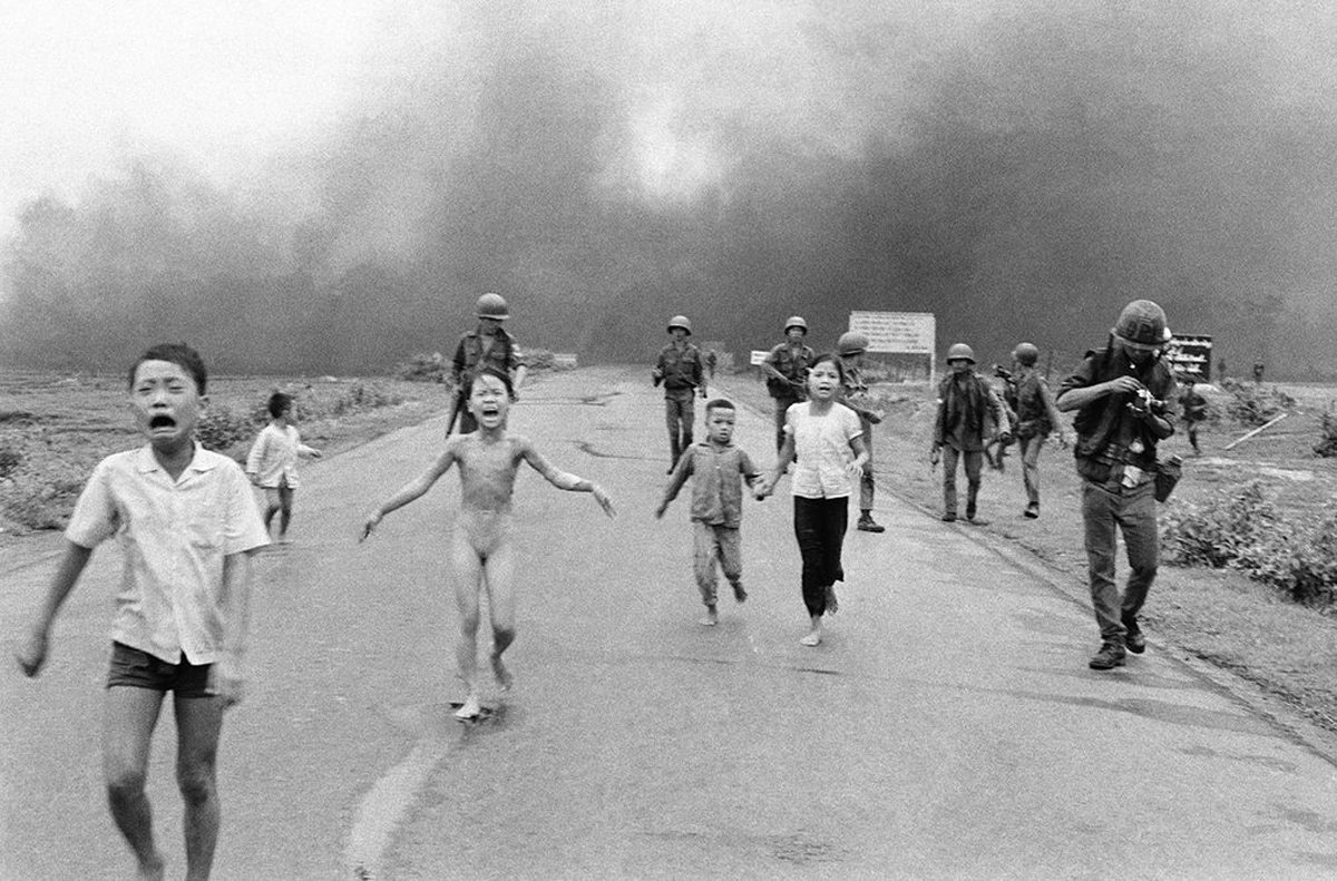 Τρομοκρατημένα παιδιά - και στο μέσον η γυμνούλα Φαν Κιμ Φουκ - τρέχουν να σωθούν από εναέρια επίθεση με βόμβες ναπάλμ στο Βόρειο Βιετνάμ το 1972