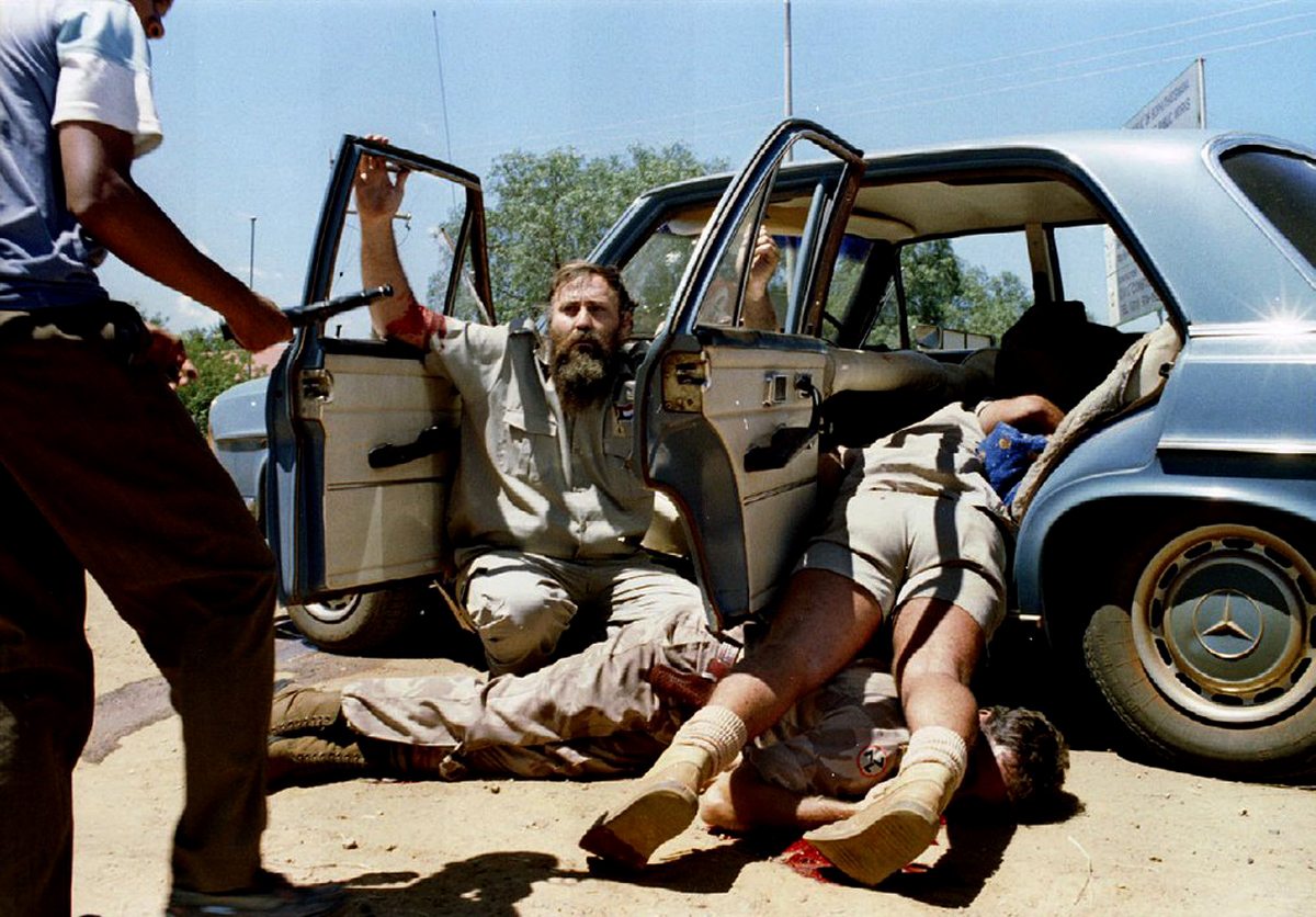 Ενα μέλος ακροδεξιάς και παρακρατικής οργάνωσης ικετεύει για τη ζωή του λίγο πριν σκοτωθεί από στρατιώτη στη Νότια Αφρική, 1994