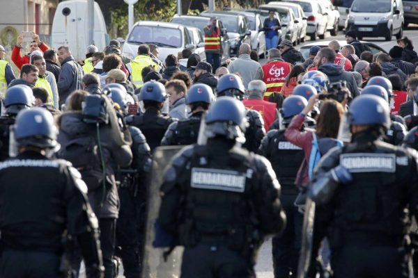 2016-05-24T070037Z_291779280_LR1EC5O0JGQUT_RTRMADP_3_FRANCE-POLITICS-PROTESTS-REFINERY