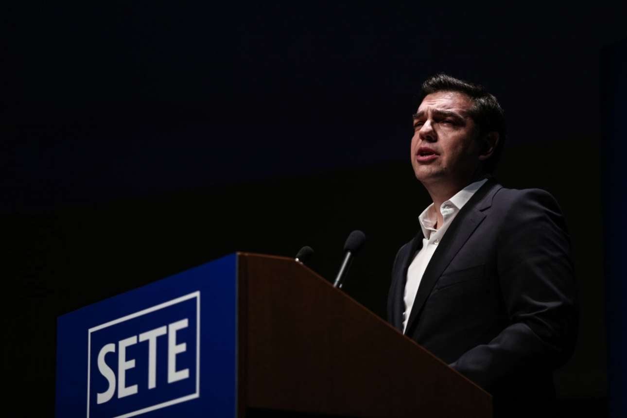 Ποιος γράφει στον Τσίπρα ατάκες για γέλια;