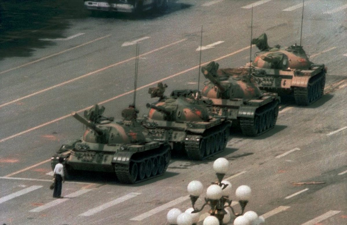 Ο κινέζος διαδηλωτής που σταμάτησε μόνος του μια πορεία αρμάτων μάχης στο κέντρο του Πεκίνου, ύστερα από την αιματηρή καταστολή των φιλοδημοκρατικών διαμαρτυριών στην πλατεία Τιεν-αν-μέν το 1989