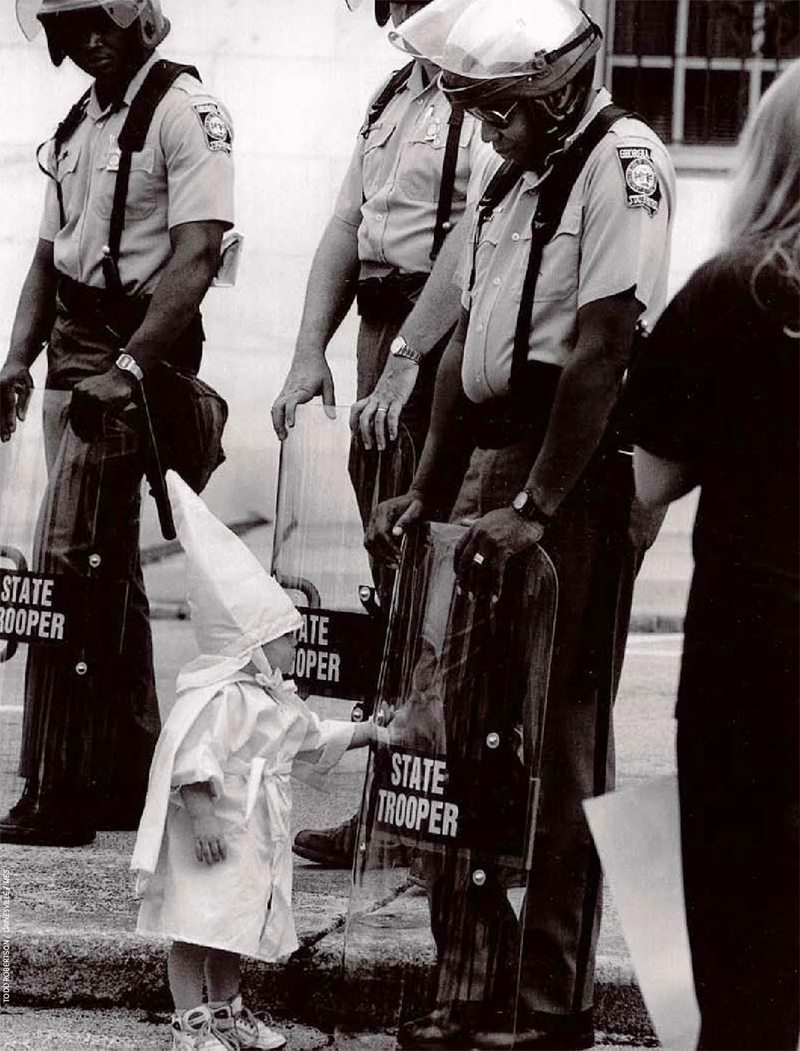 «Κανείς δεν γεννιέται ρατσιστής» ο τίτλος της φωτογραφίας που δείχνει ενα μικρό αγόρι ντυμένο με τη στολή των Κου Κλουξ Κλαν να επεξεργάζεται την αντανάκλαση του στην ασπίδα ενός μαύρου αστυνομικού, στη πολιτεία Τζόρτζια της Αμερικής το 1992